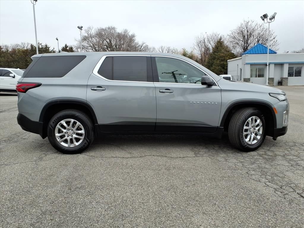 Used 2023 Chevrolet Traverse LS image 3