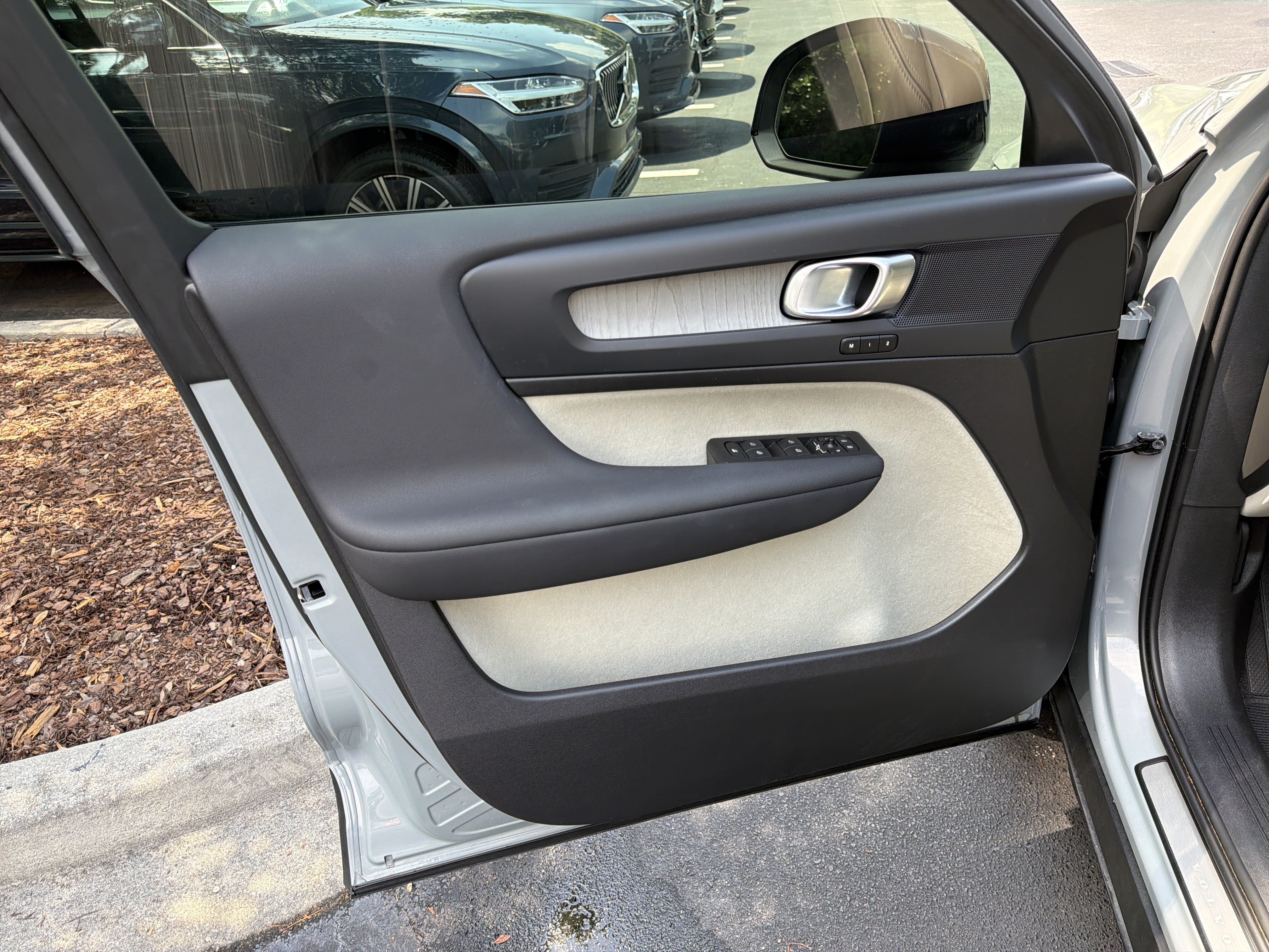 Certified 2024 Volvo XC40 B5 Plus AWD/4WD image 14