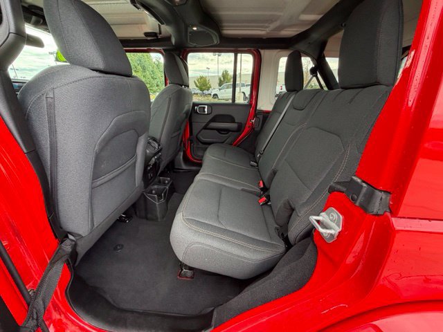 Used 2025 Jeep Wrangler Unlimited Sahara AWD/4WD image 25
