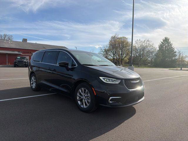 Certified 2026 Chrysler Pacifica Limited FWD image 7