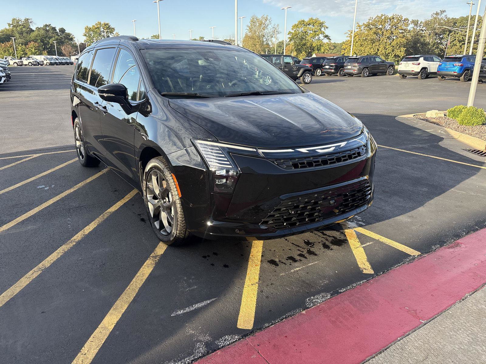 New 2027 Chrysler Pacifica Limited AWD/4WD image 3