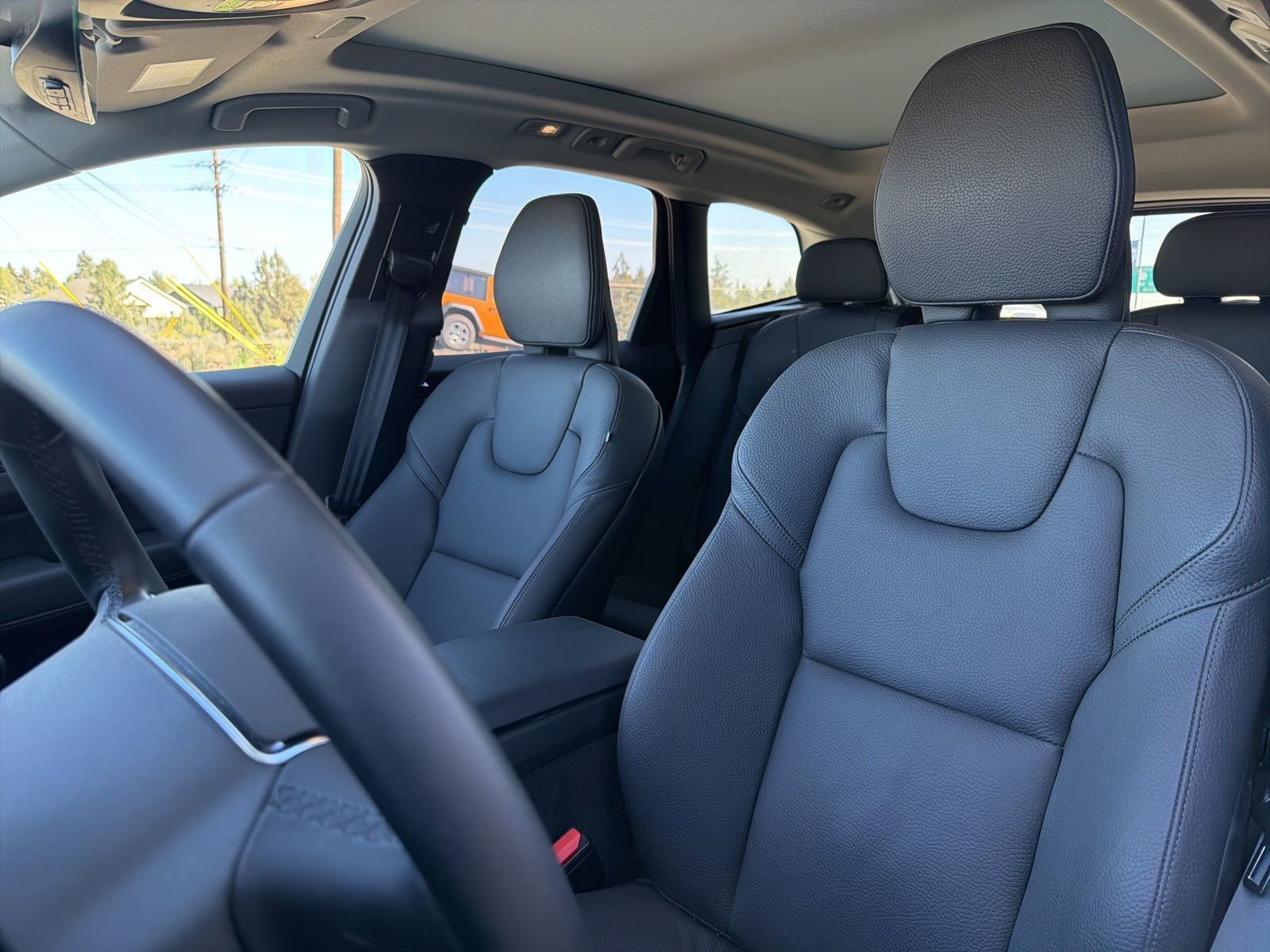 Used 2025 Volvo XC60 B5 Plus AWD/4WD image 19