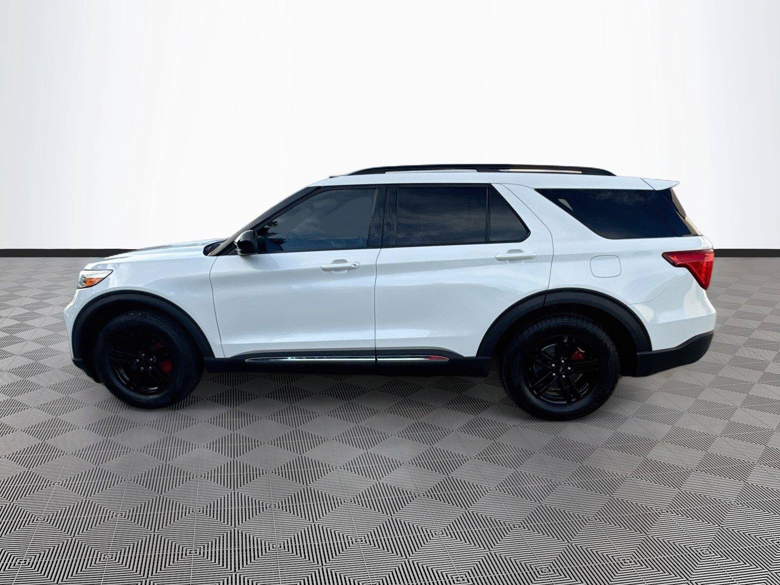 Used 2024 Ford Explorer XLT w/ Equipment Group 202A RWD image 4