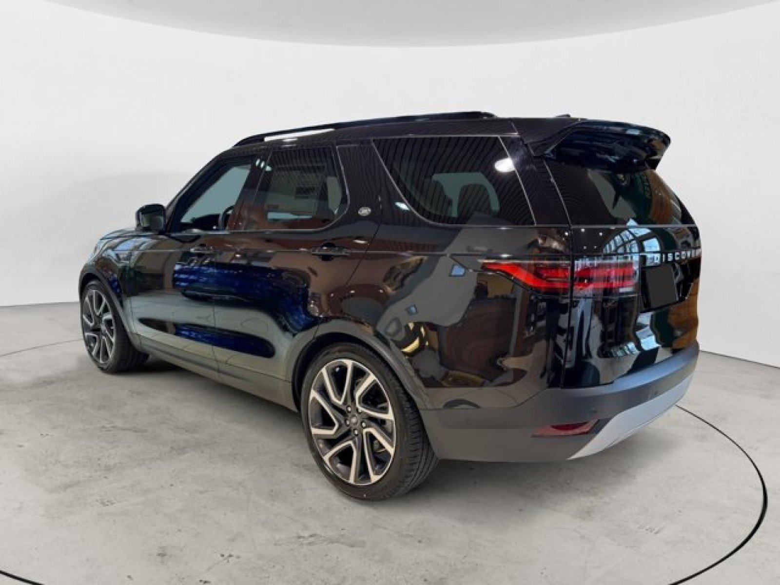 Certified 2024 Land Rover Discovery S image 3