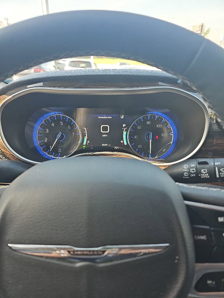 Used 2023 Chrysler Pacifica Limited w/ Uconnect Theater Family Group FWD image 7