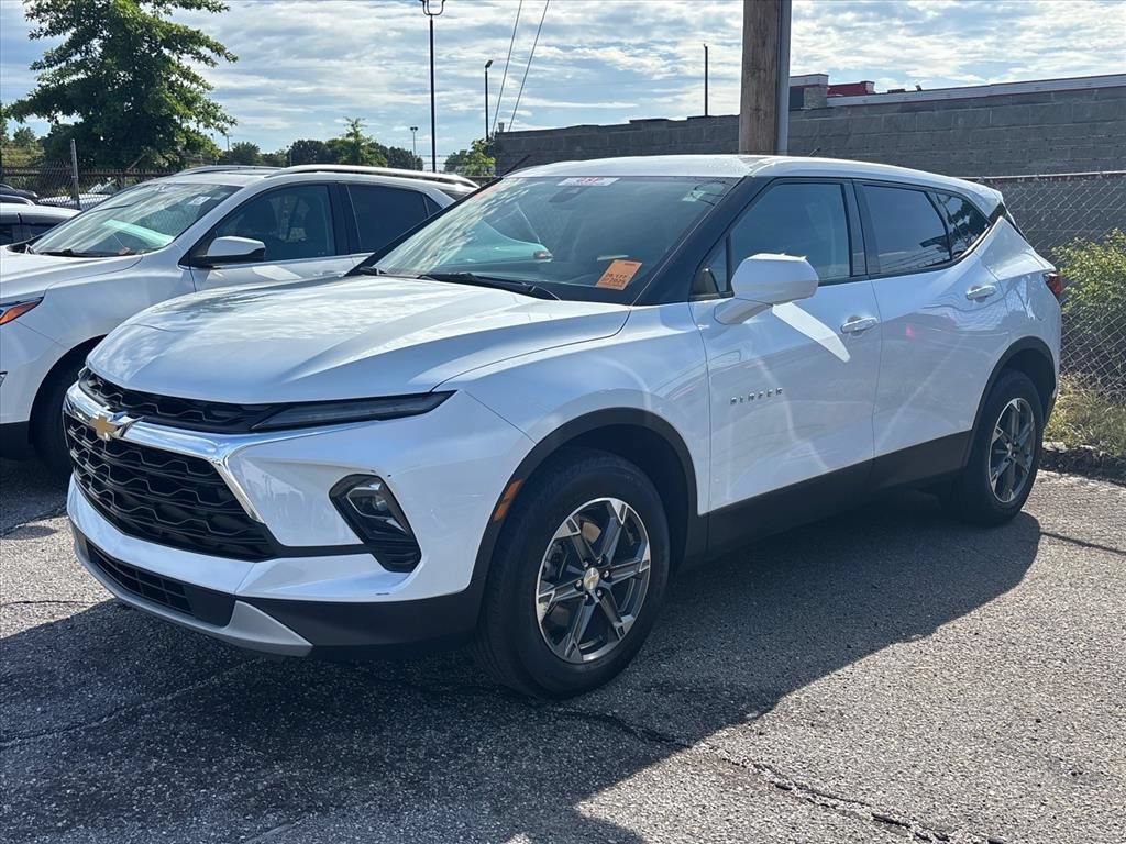 Used 2025 Chevrolet Blazer LT AWD/4WD image 2