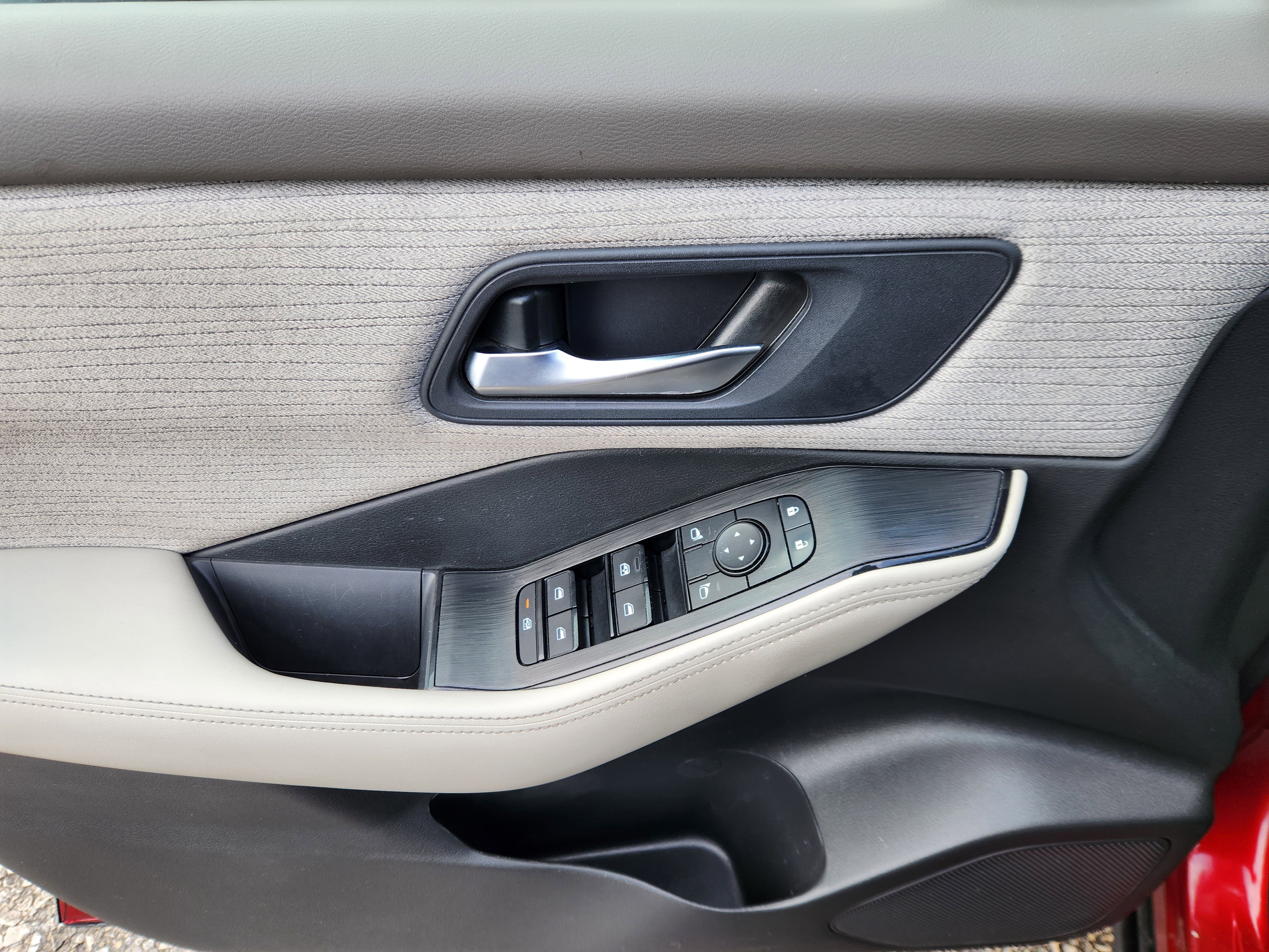 Used 2023 Nissan Rogue SV image 16