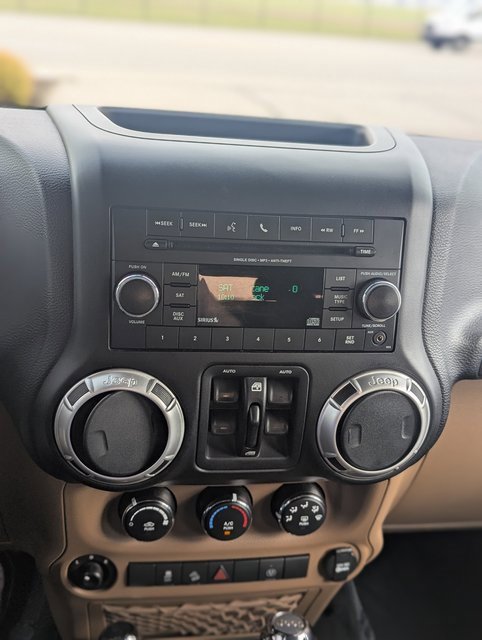 Used 2016 Jeep Wrangler Unlimited Sahara w/ Connectivity Group image 13