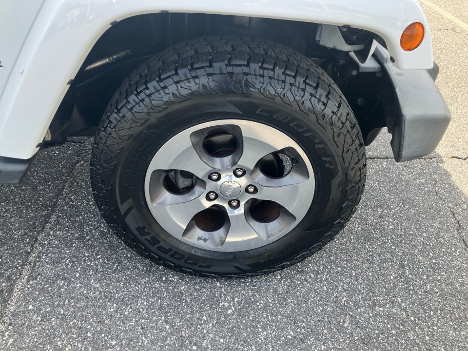 Used 2017 Jeep Wrangler Unlimited Sahara w/ Connectivity Group image 29