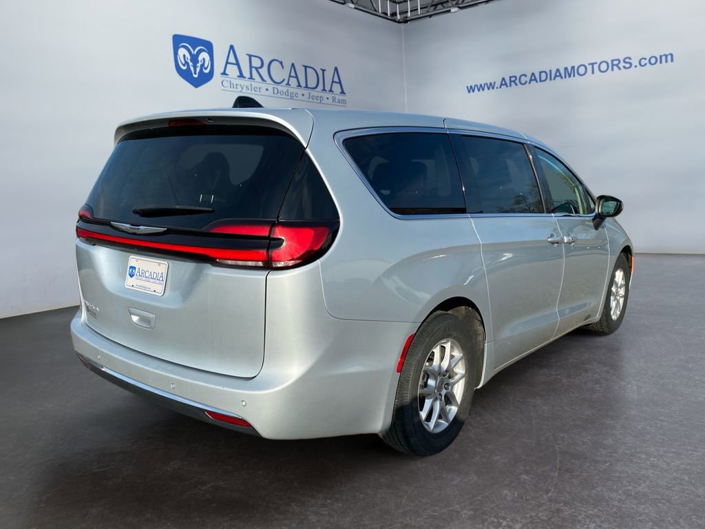 Used 2023 Chrysler Pacifica Touring-L FWD image 5