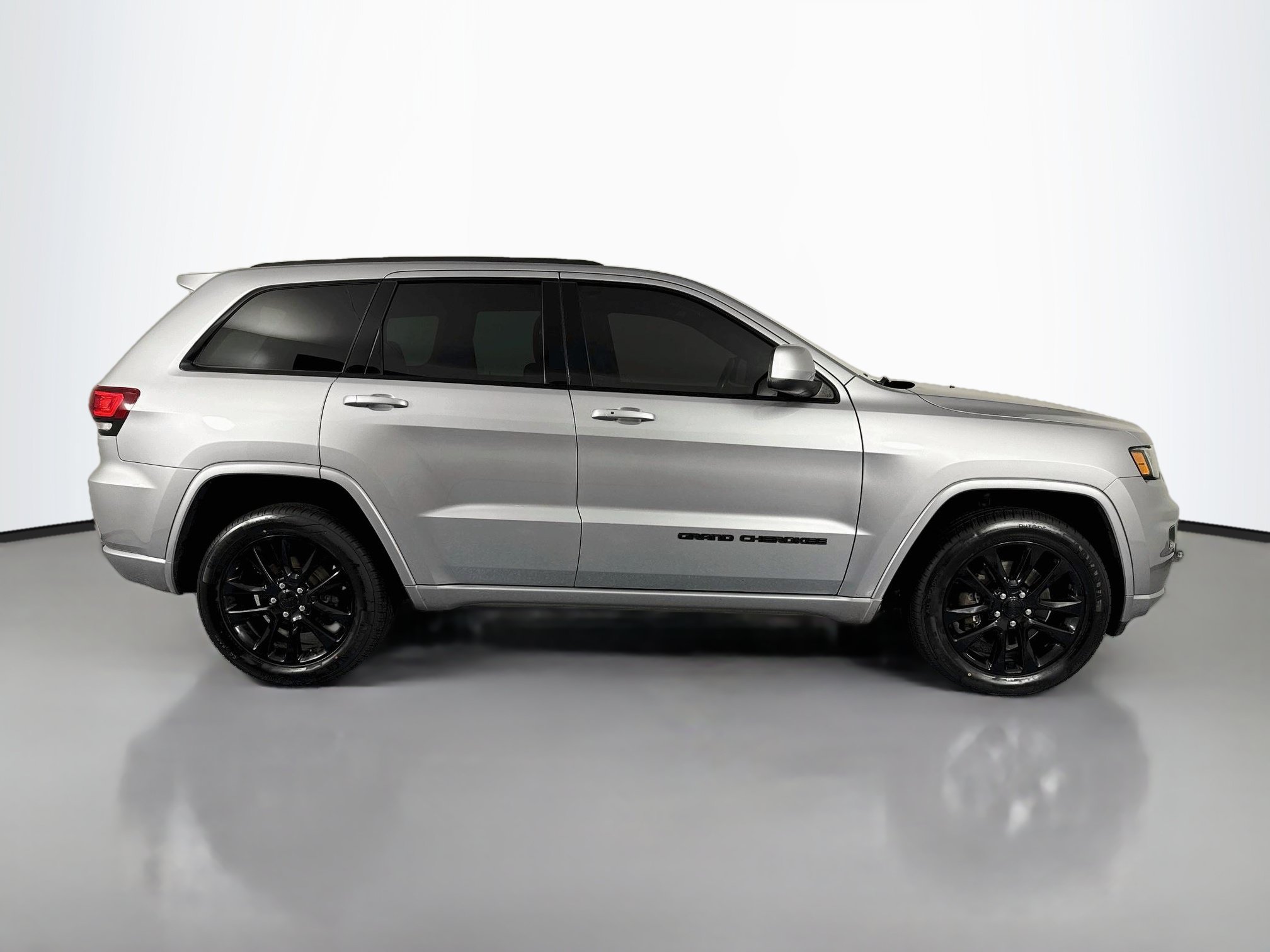 Used 2021 Jeep Grand Cherokee Laredo X AWD/4WD image 4
