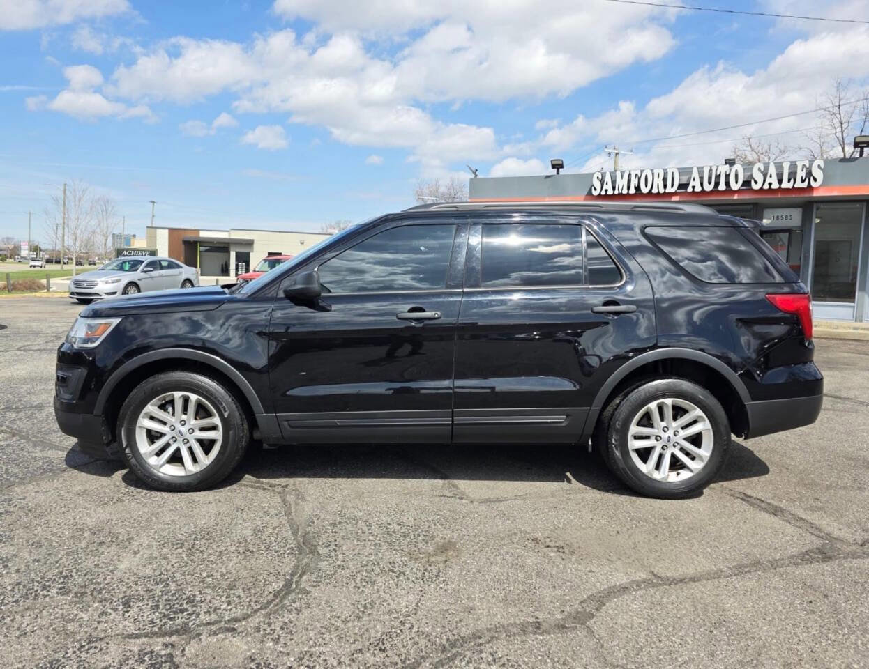 Used 2017 Ford Explorer FWD image 3