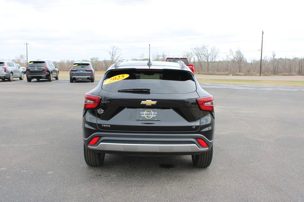 Used 2025 Chevrolet Trax LT w/ LT Convenience Package image 8