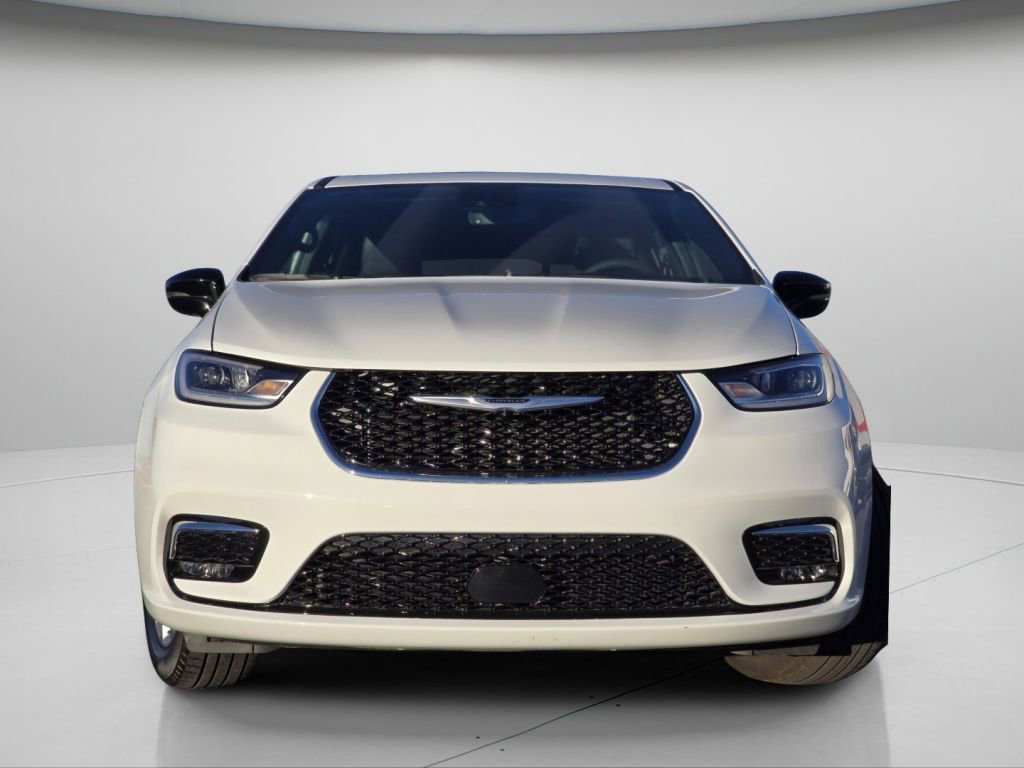 Used 2026 Chrysler Pacifica Limited image 3