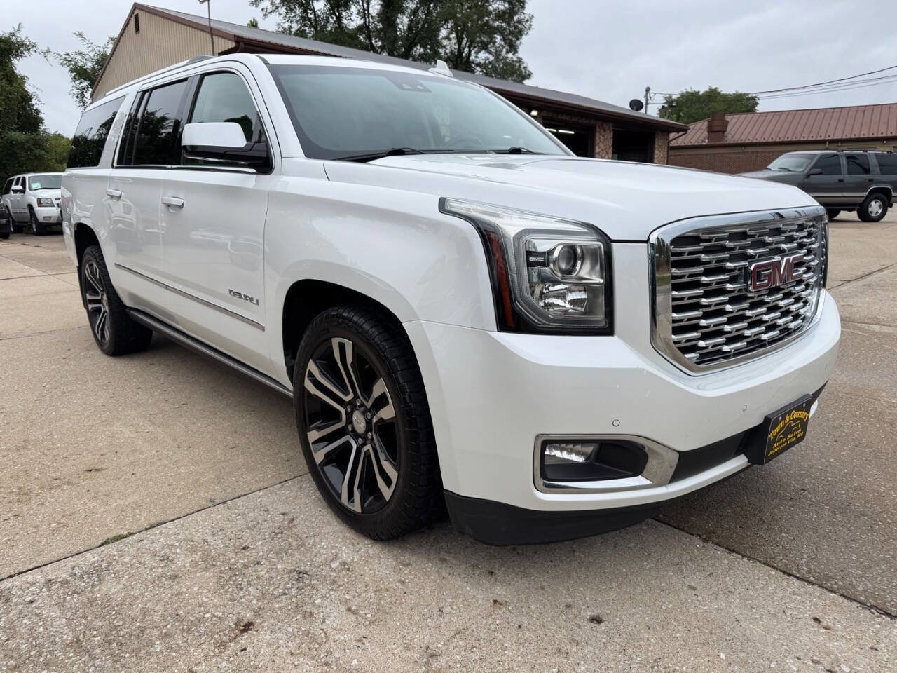 Used 2019 GMC Yukon XL Denali image 3