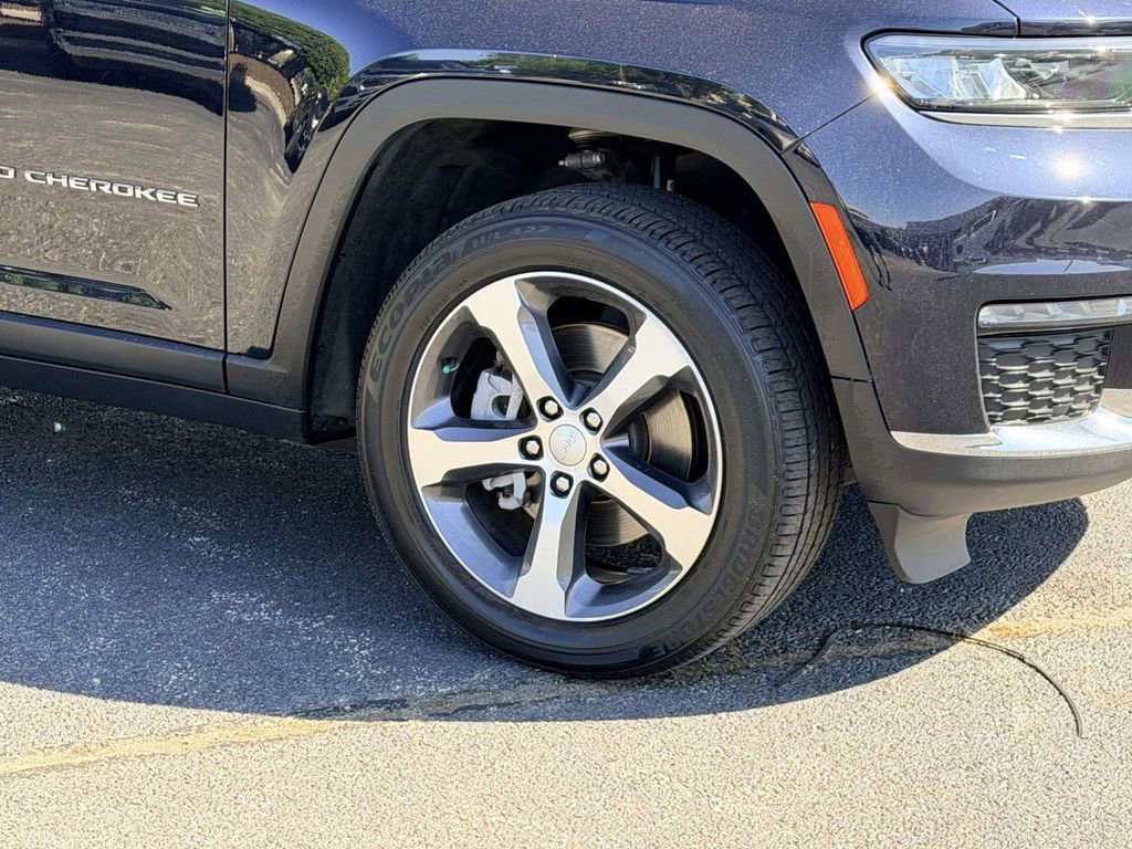Used 2023 Jeep Grand Cherokee L Limited AWD/4WD image 25