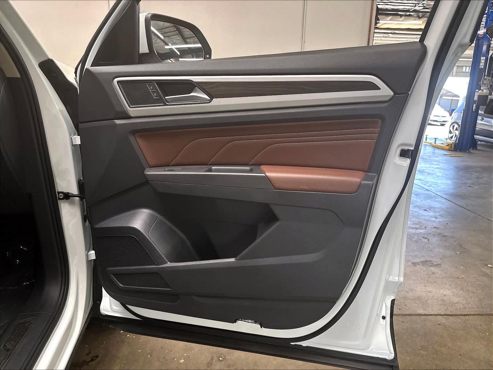 Used 2023 Volkswagen Atlas SE w/ Black Wheel Package FWD image 31