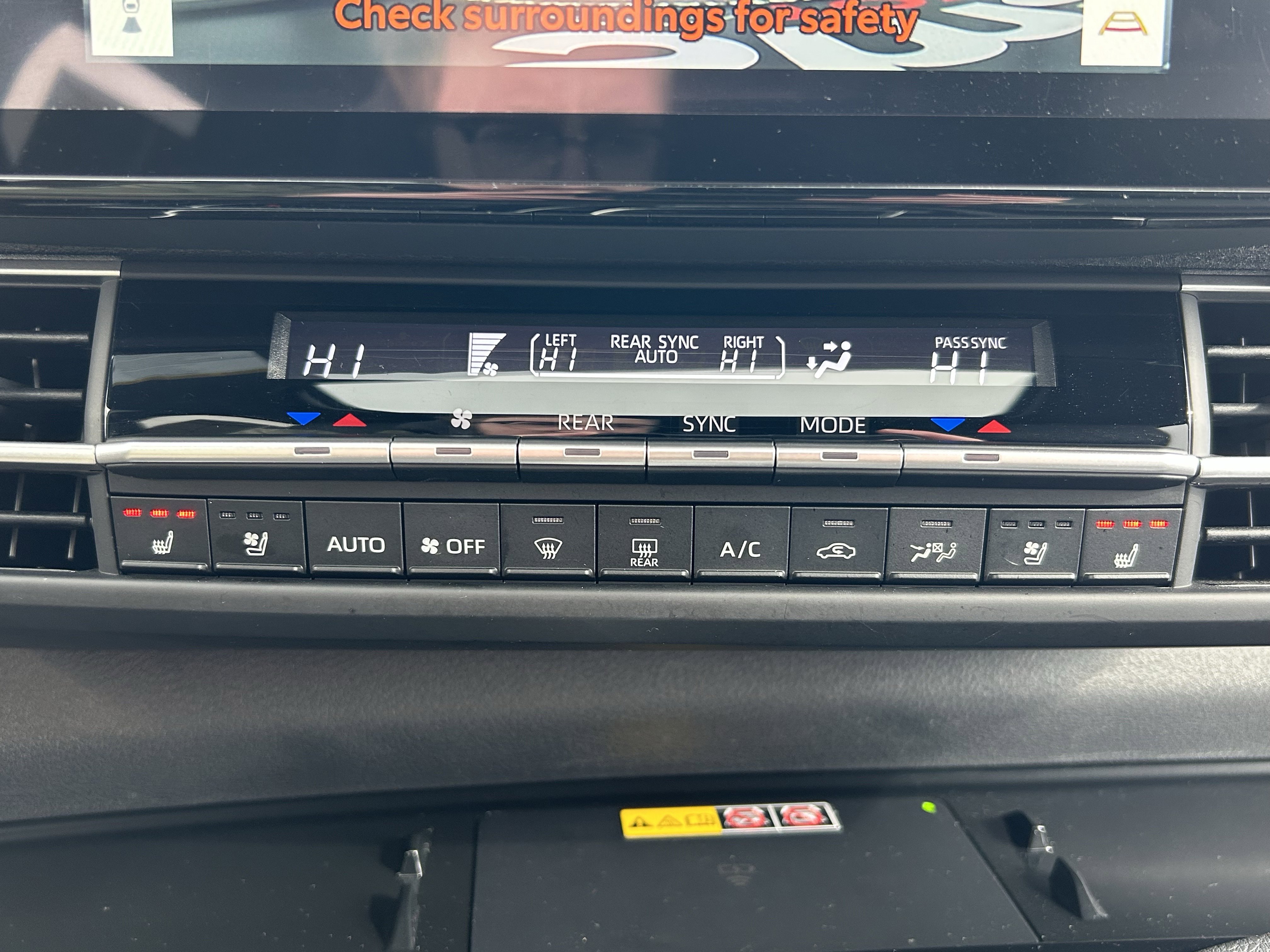 Used 2025 Toyota Sienna Limited image 32