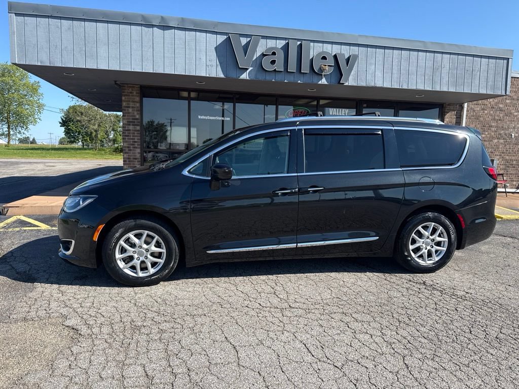 Used 2020 Chrysler Pacifica Touring-L FWD image 3