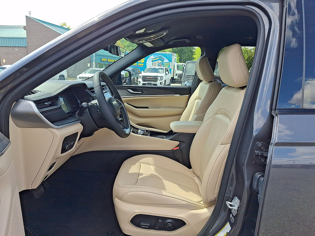 Used 2025 Jeep Grand Cherokee L Limited AWD/4WD image 17