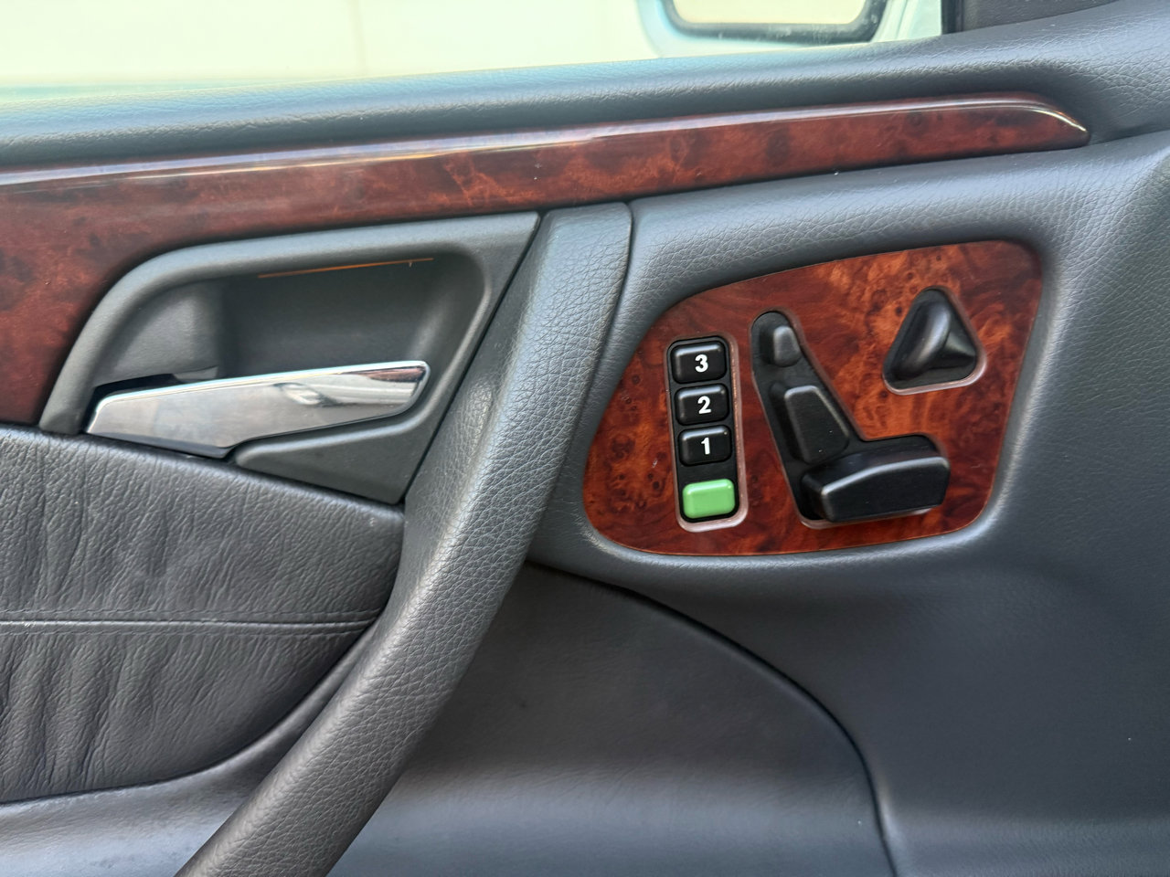 Used 2000 Mercedes-Benz E 430 Sedan image 32