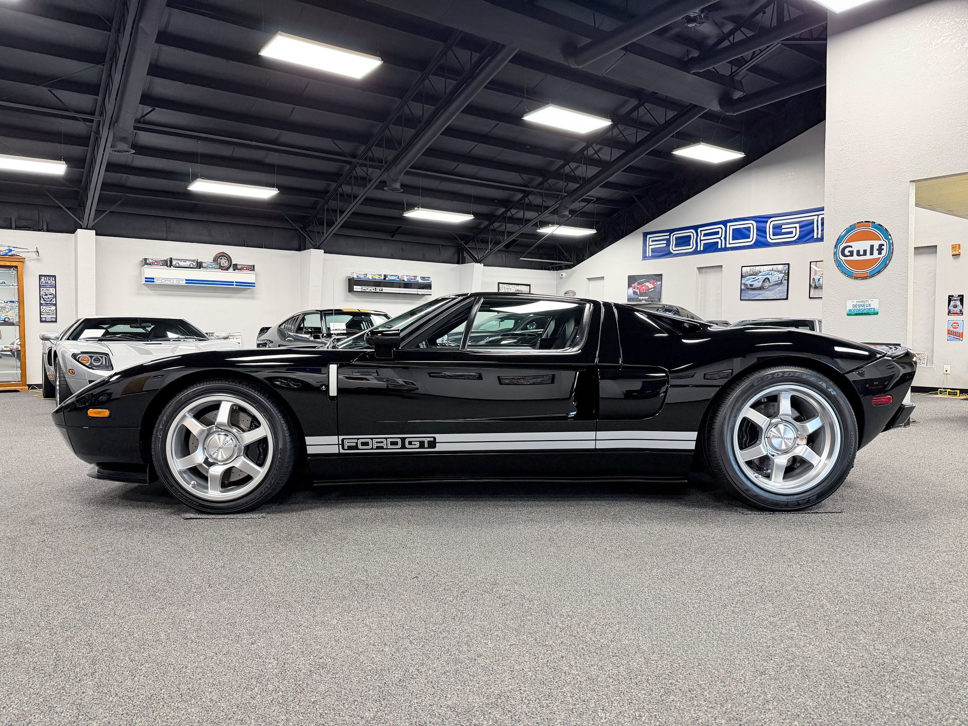 Used 2005 Ford GT image 2