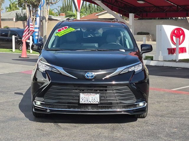 Used 2023 Toyota Sienna XLE FWD image 2
