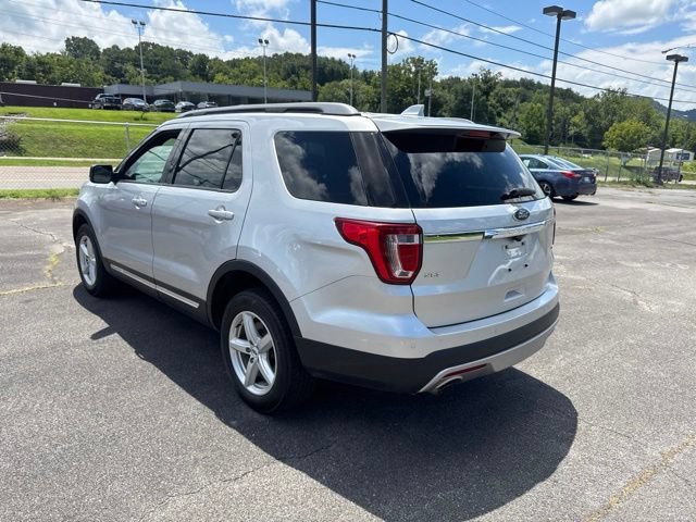 Used 2017 Ford Explorer XLT w/ Equipment Group 202A AWD/4WD image 6