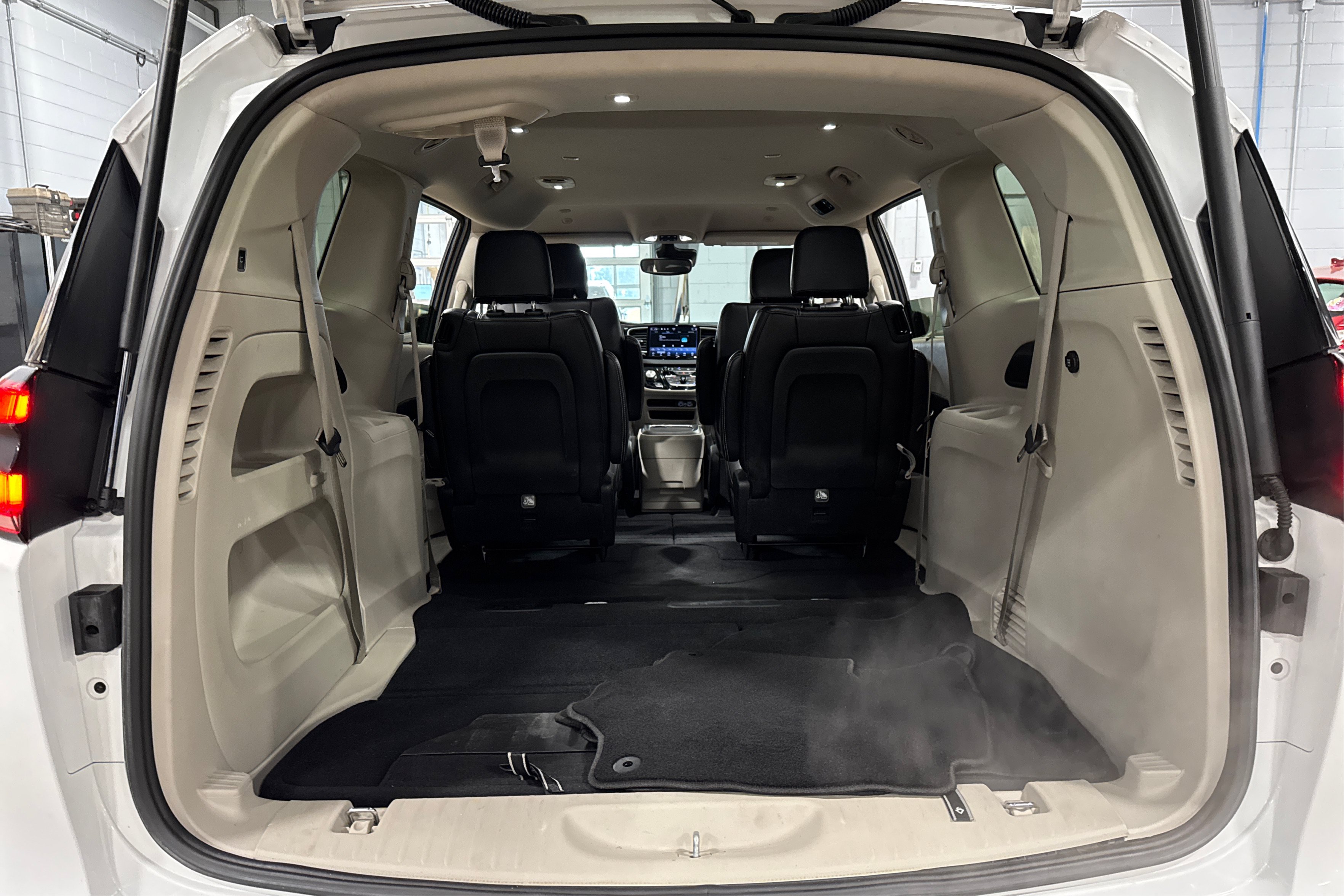 Used 2024 Chrysler Pacifica Touring-L FWD image 46