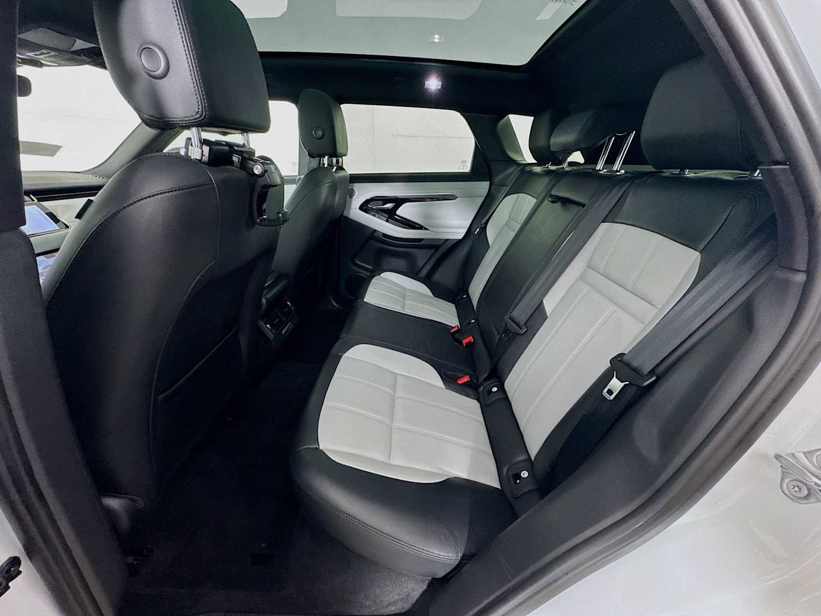 Used 2023 Land Rover Range Rover Evoque R-Dynamic SE image 22