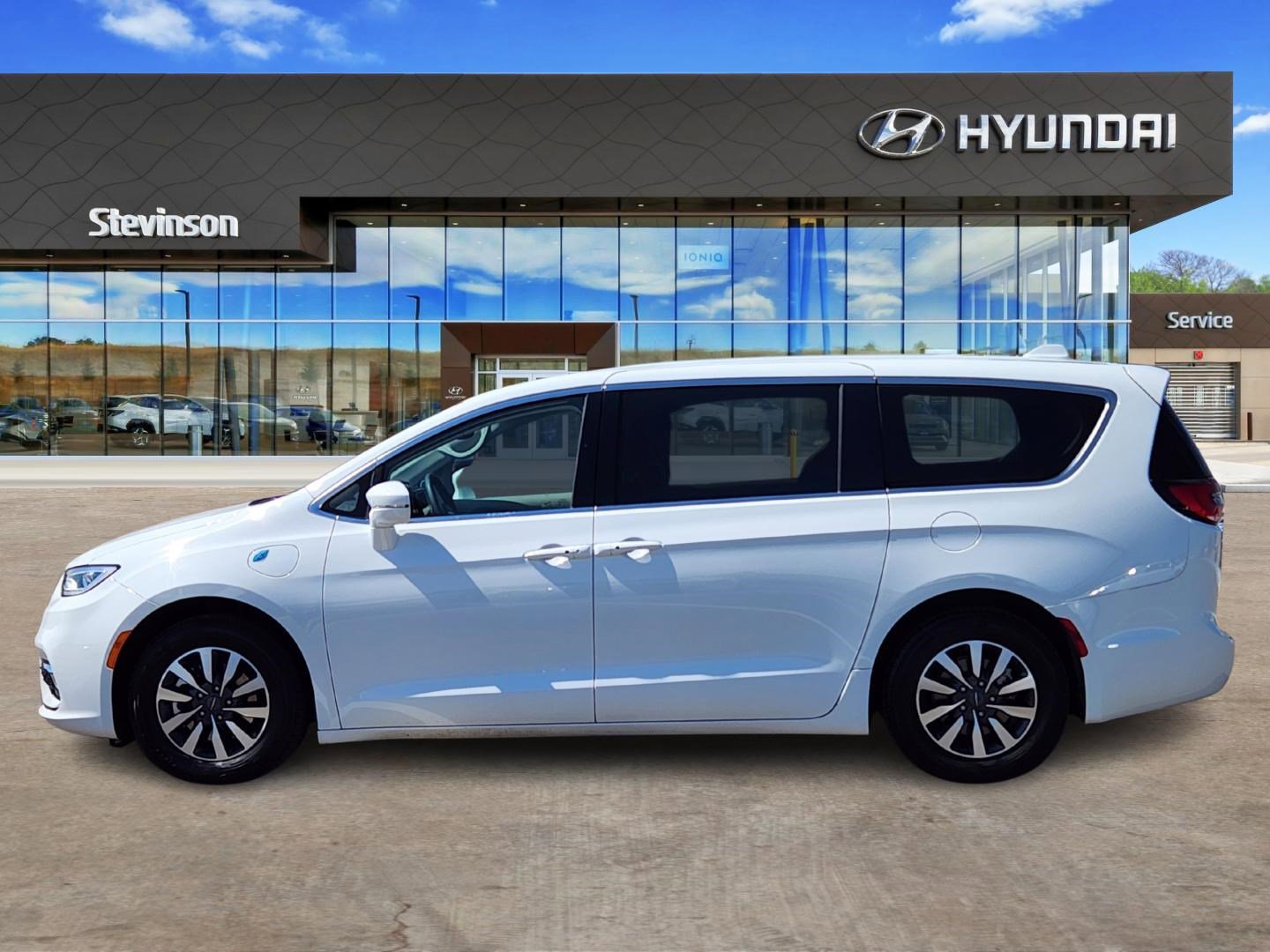 Used 2022 Chrysler Pacifica Touring-L image 2