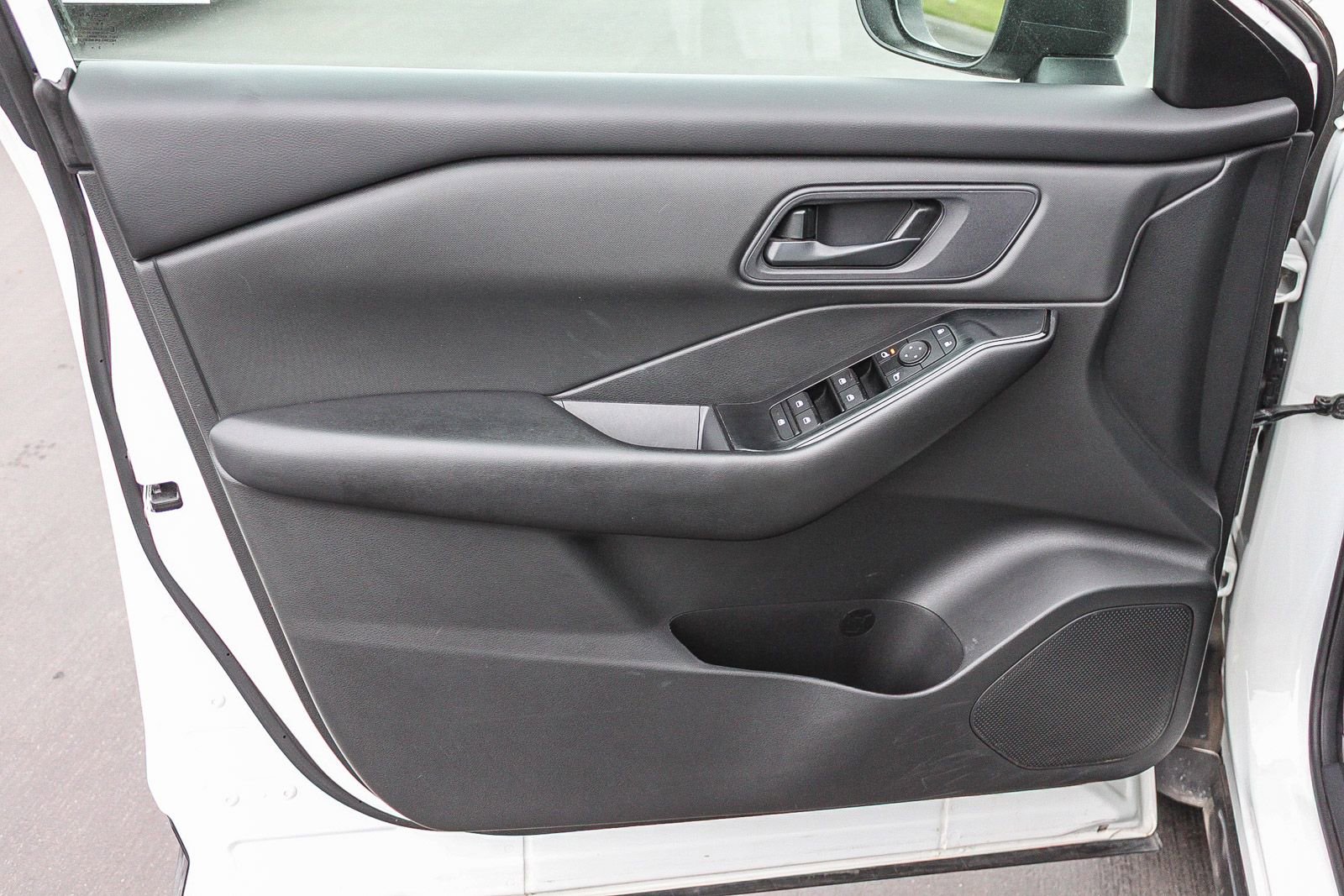 Used 2024 Nissan Rogue S image 21