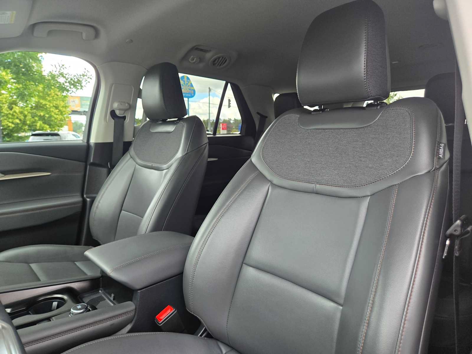 Used 2025 Ford Explorer Active w/ Active Comfort Package RWD image 23