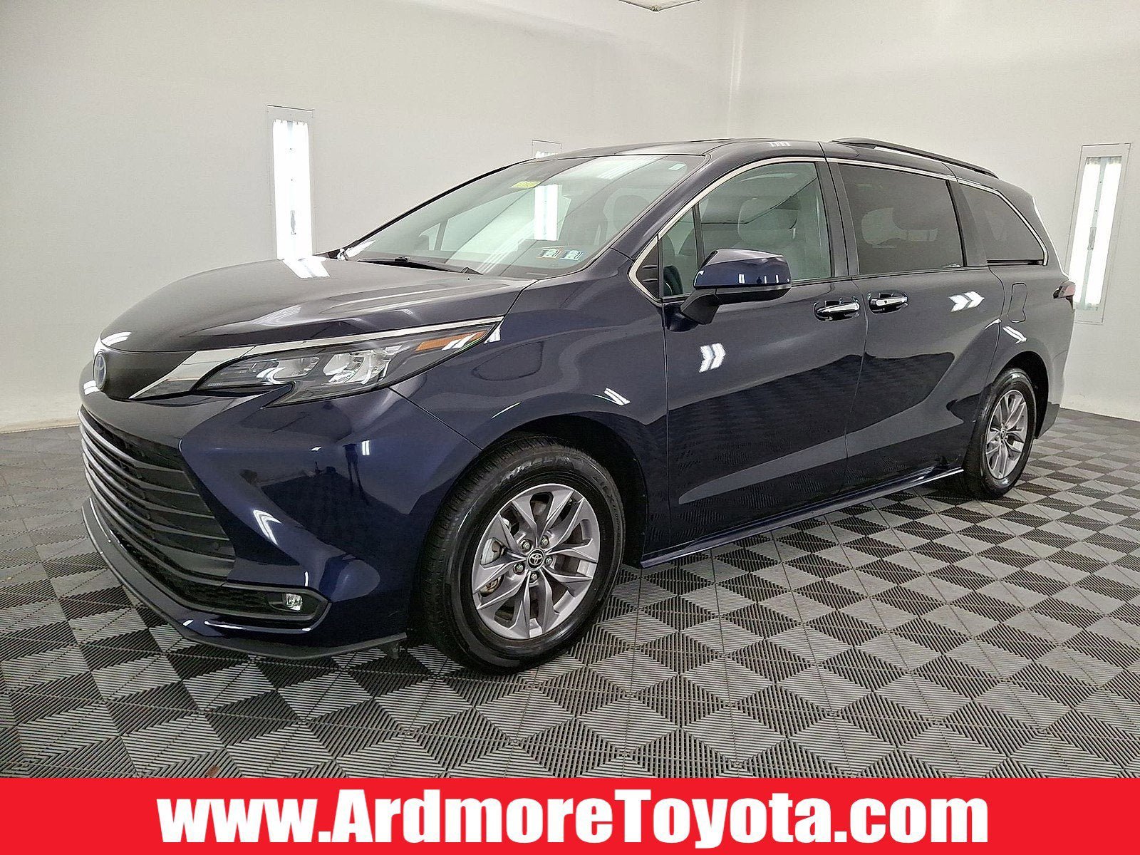 Used 2025 Toyota Sienna XLE AWD/4WD image 1