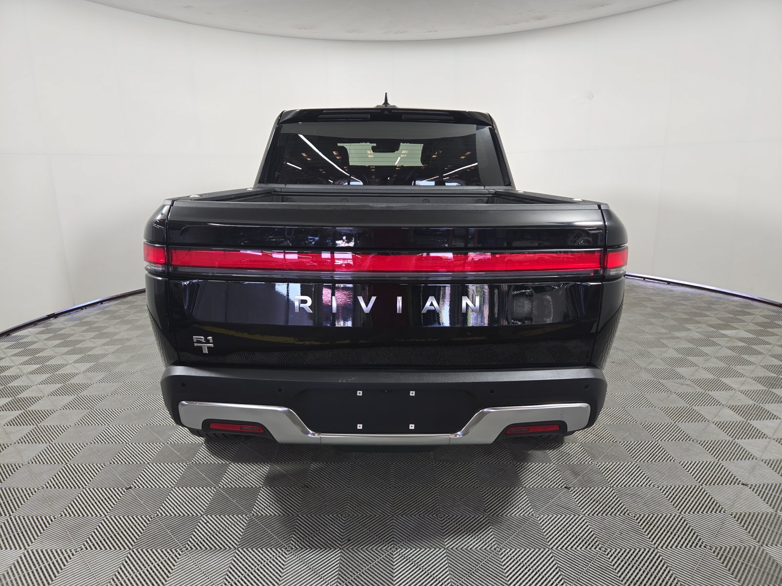 Used 2024 Rivian R1T Adventure Dual AWD/4WD image 4