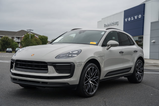 Used 2022 Porsche Macan AWD/4WD image 3