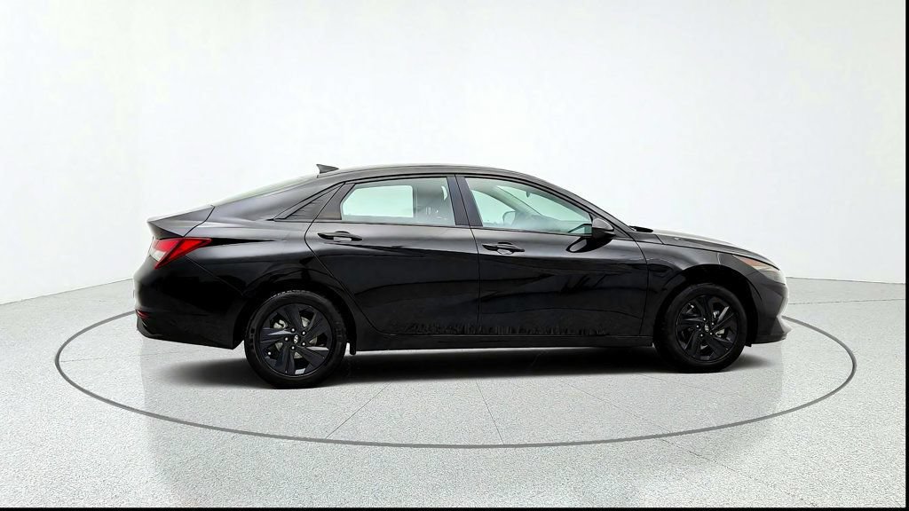 Used 2022 Hyundai Elantra SEL w/ Cargo Package FWD image 4