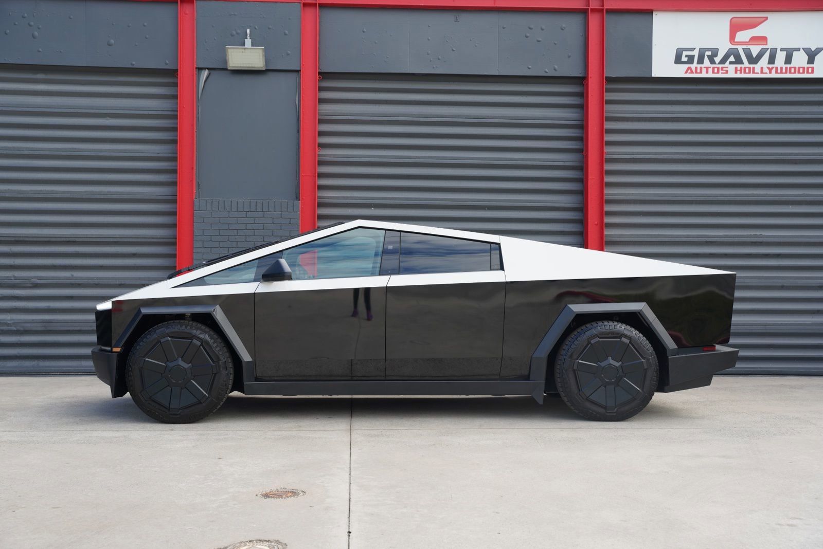 Used 2024 Tesla Cybertruck AWD Crew Cab image 13