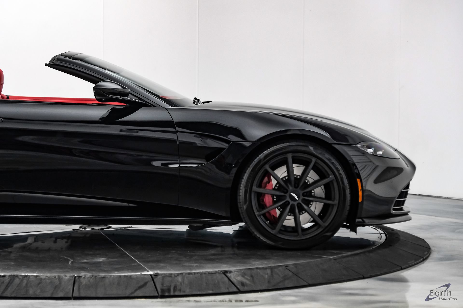 Used 2022 Aston Martin V8 Vantage Roadster RWD image 28