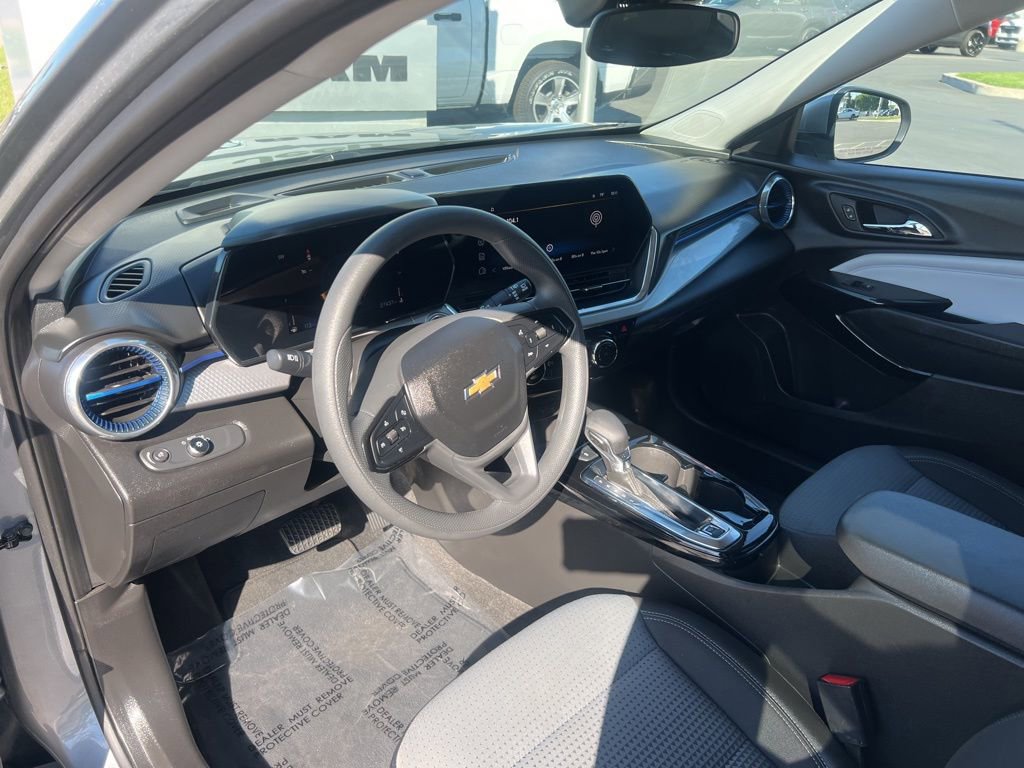 Used 2025 Chevrolet Trax LT FWD image 19
