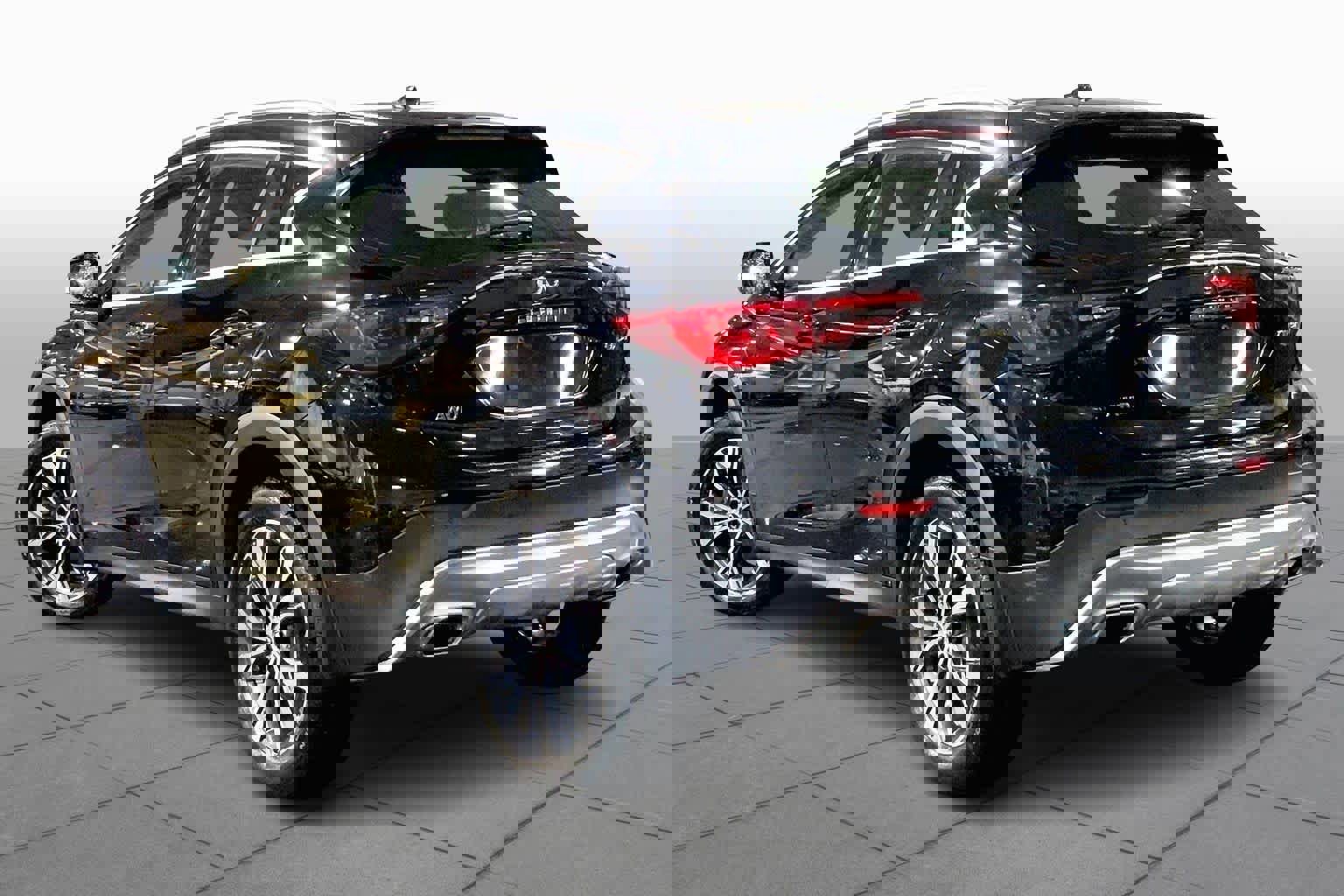 Used 2019 INFINITI QX30 LUXE w/ Navigation Package image 12