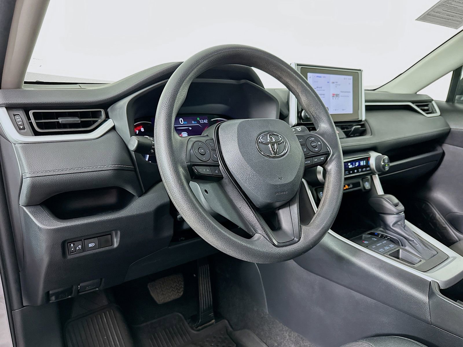 Used 2024 Toyota RAV4 XLE image 9