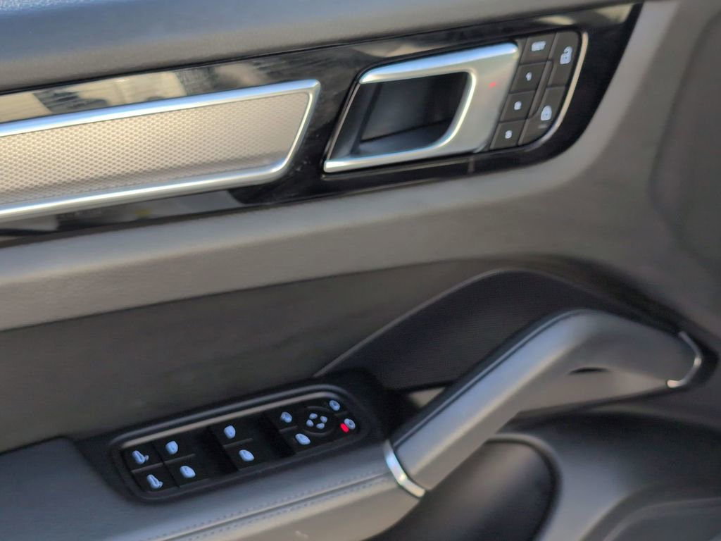 Used 2023 Porsche Cayenne Platinum Edition image 14