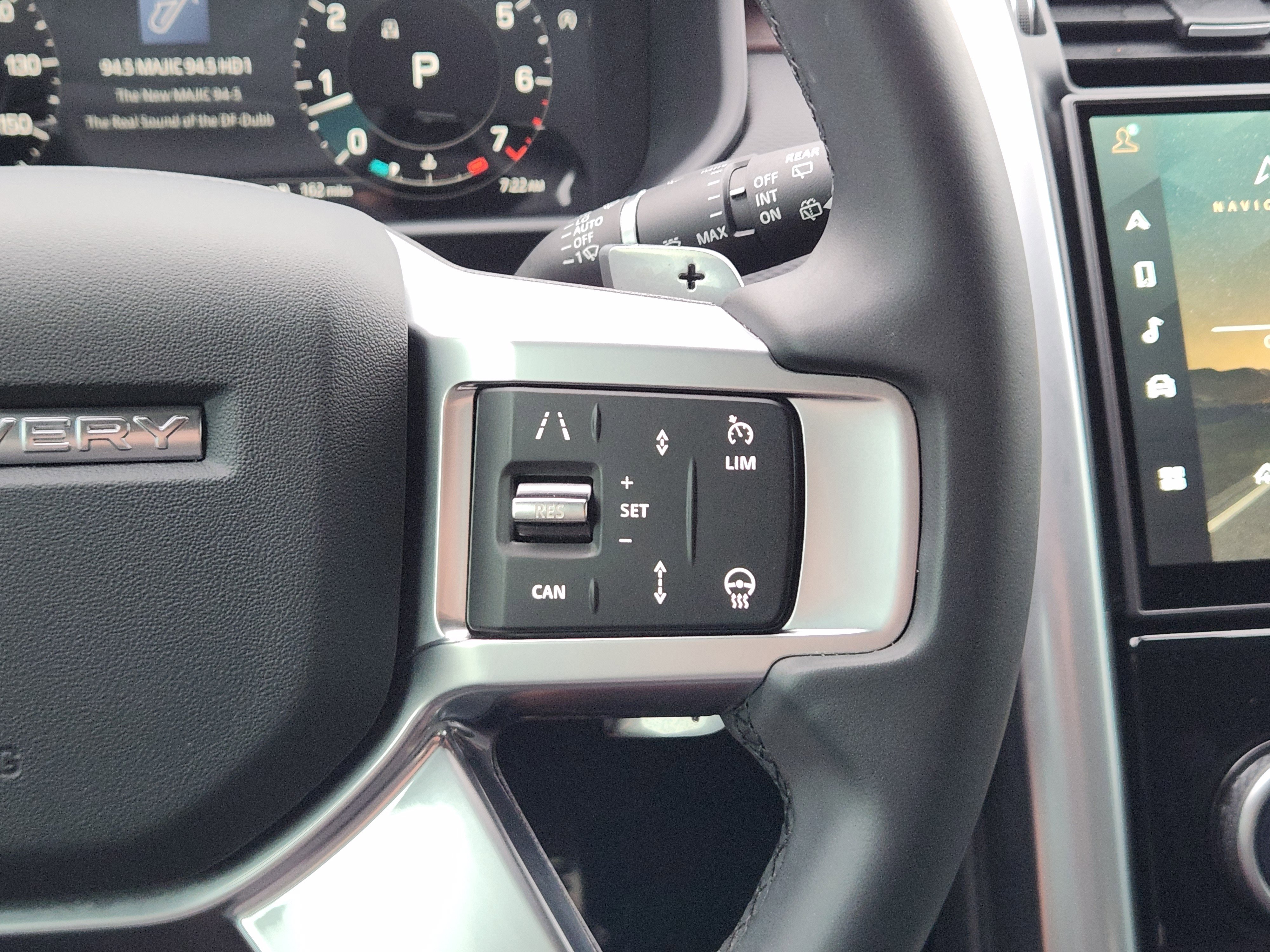 Certified 2025 Land Rover Discovery Dynamic SE AWD/4WD image 31
