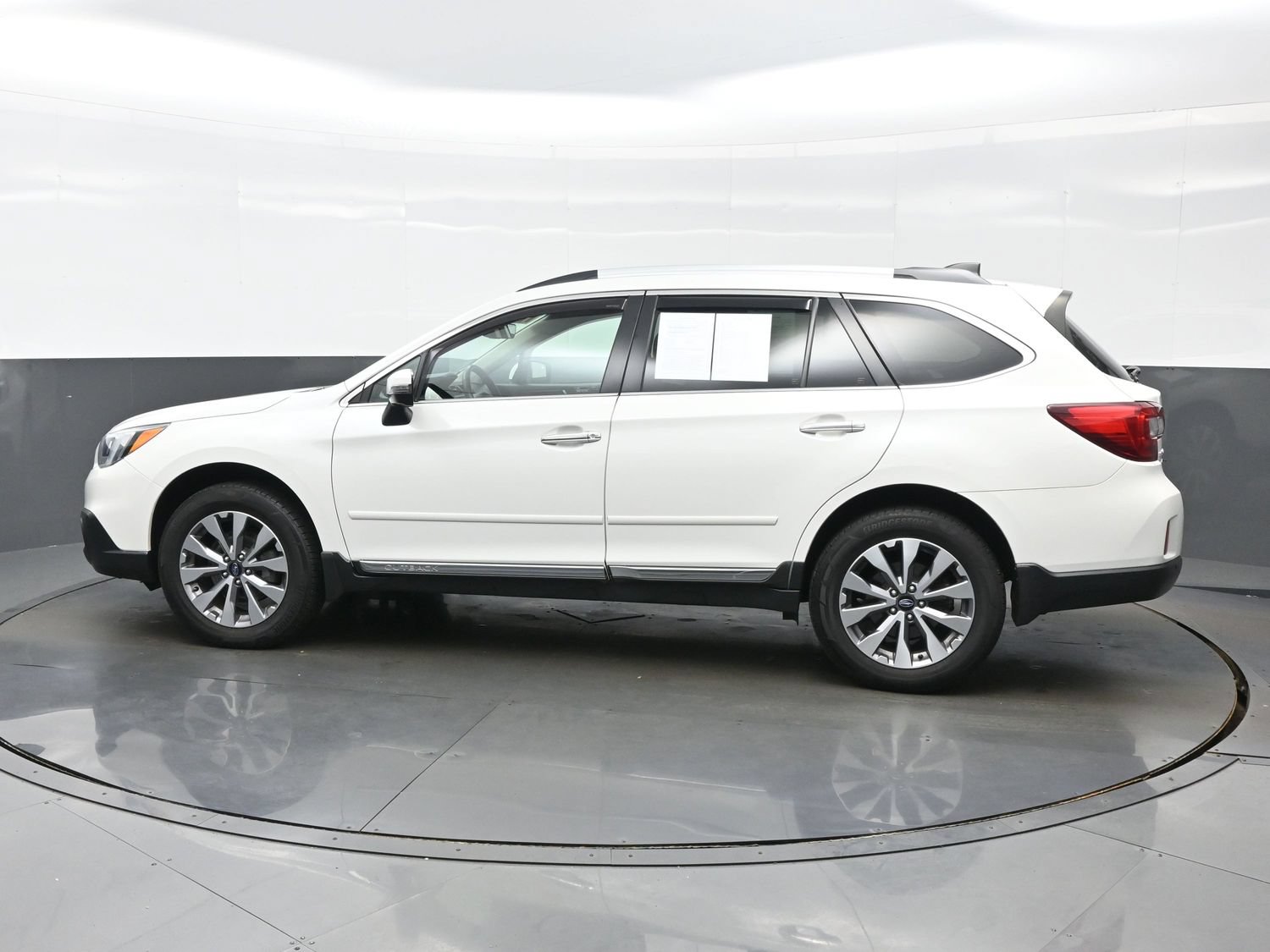 Used 2017 Subaru Outback 2.5i Touring w/ Popular Package #5A AWD/4WD image 3