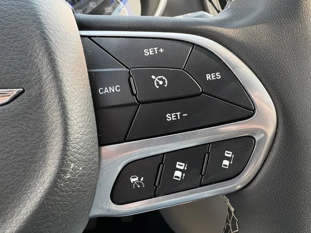 Used 2024 Chrysler Pacifica Touring-L FWD image 25