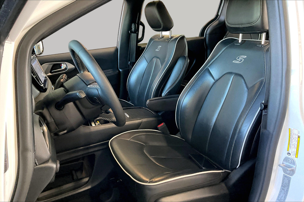 Used 2025 Chrysler Pacifica Limited FWD image 3