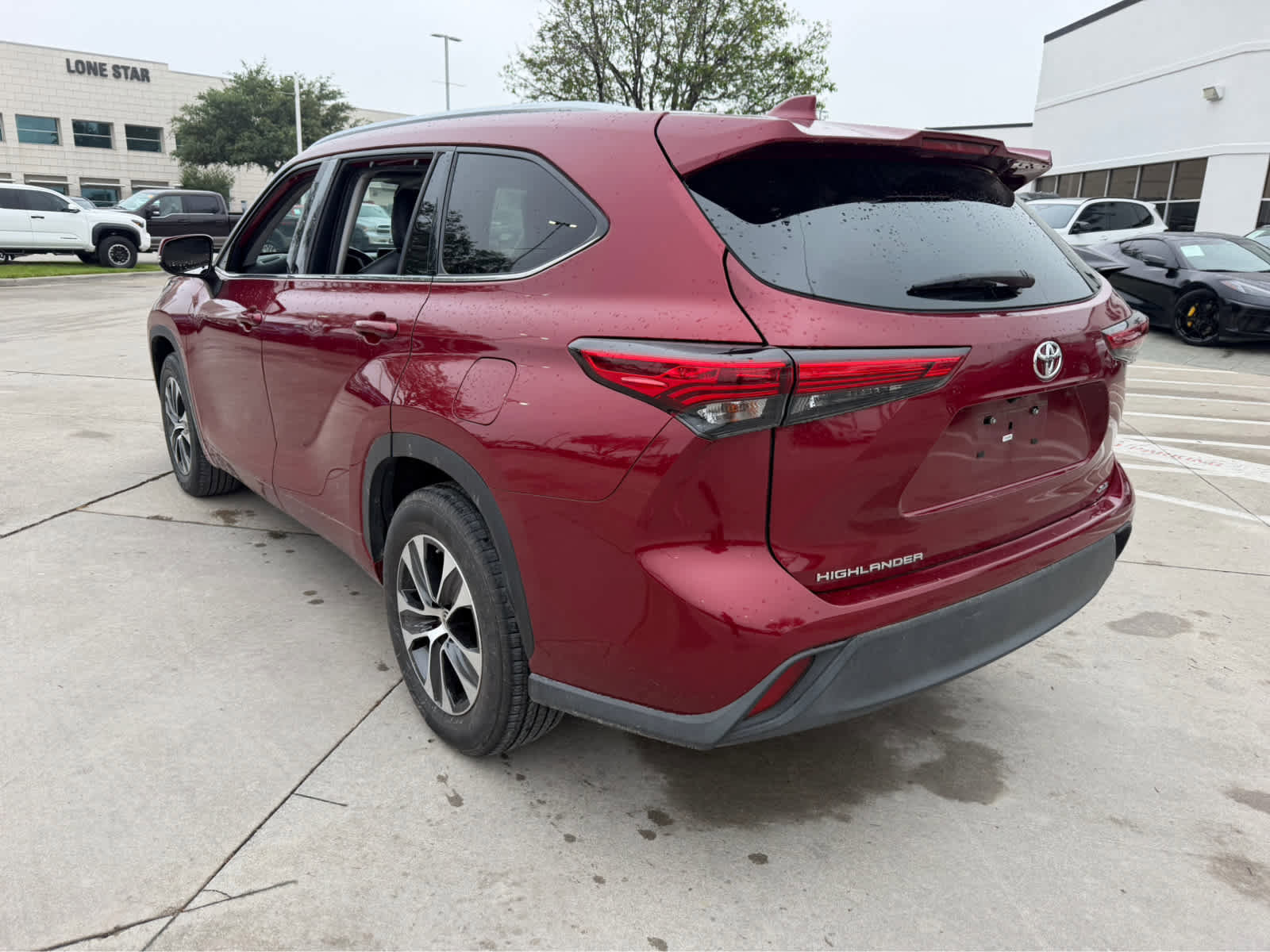 Used 2020 Toyota Highlander XLE FWD image 3