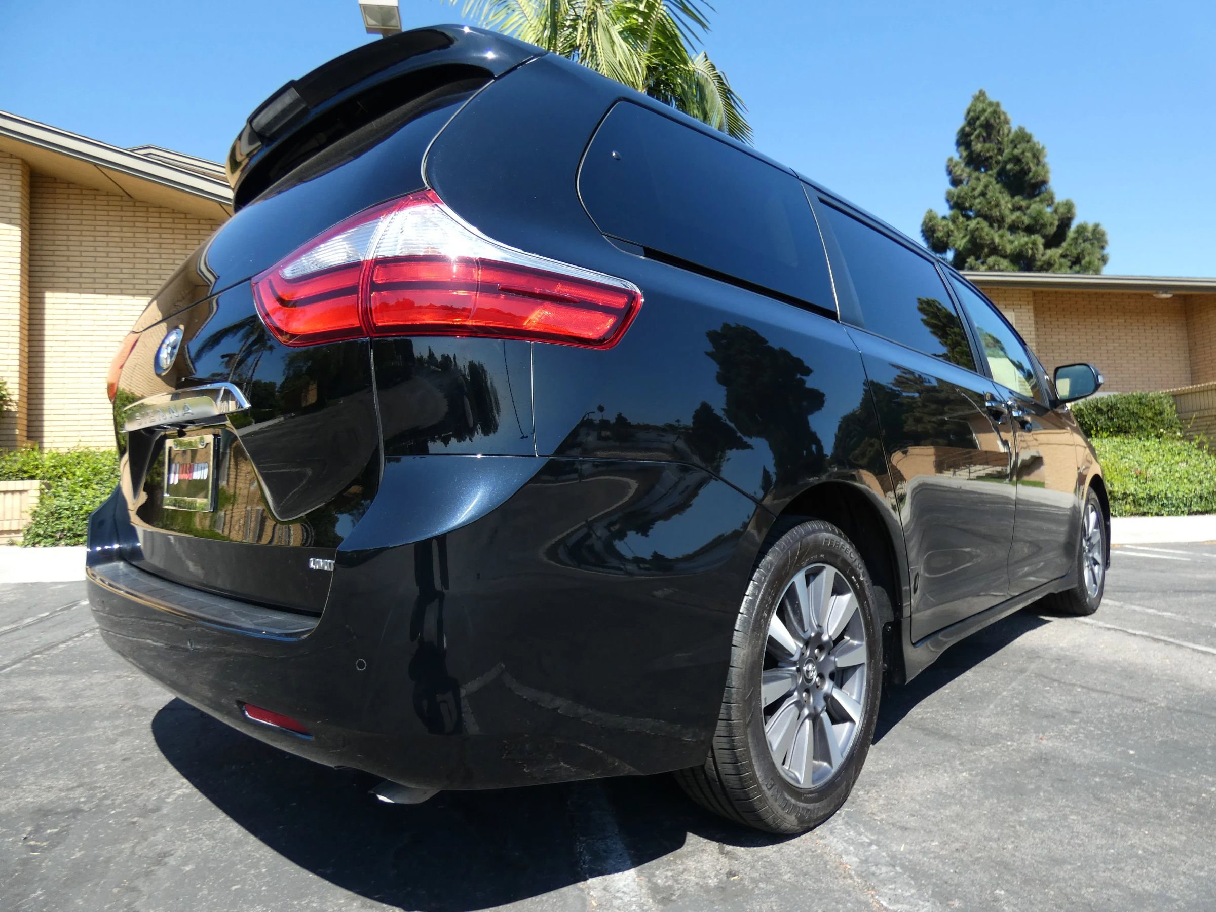 Used 2018 Toyota Sienna Limited image 8