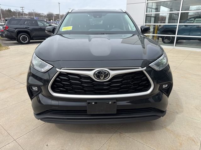Used 2025 Toyota Highlander XLE image 2